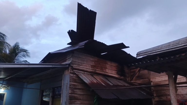 PUTING BELIUNG RUSAK PULUHAN RUMAH WARGA.00_00_33_16.Still001