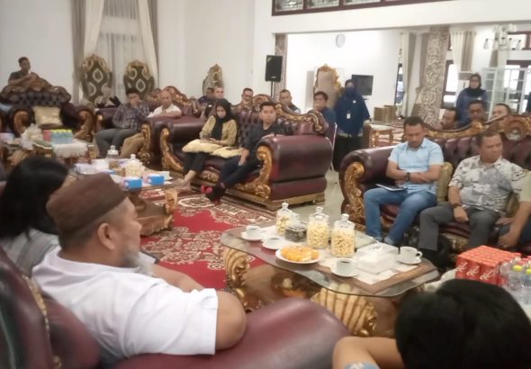 WARGA KOBA SERBU PASAR MURAH .00_04_15_10.Still006