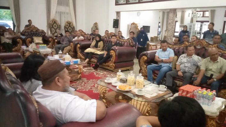 WARGA KOBA SERBU PASAR MURAH .00_04_15_10.Still006