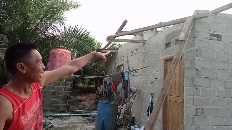 WARGA KOBA SERBU PASAR MURAH .00_04_35_09.Still005