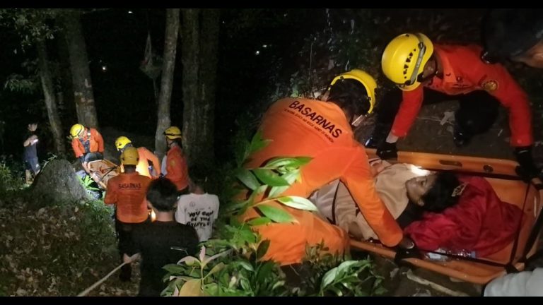 SAR Pangkalpinang Evakuasi Pendaki Wanita Dari Ketinggian 210 MDPL