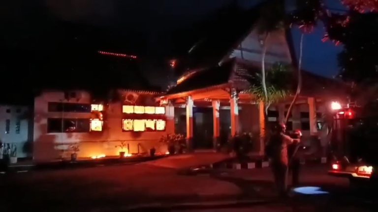 BREAKING NEWS! Kantor Dishub Provinsi Babel Terbakar