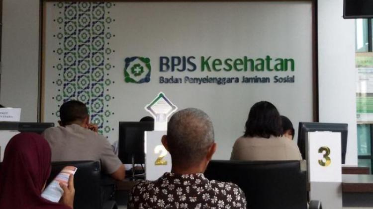 warga-mengantre-pelayanan-di-kantor-bpjs